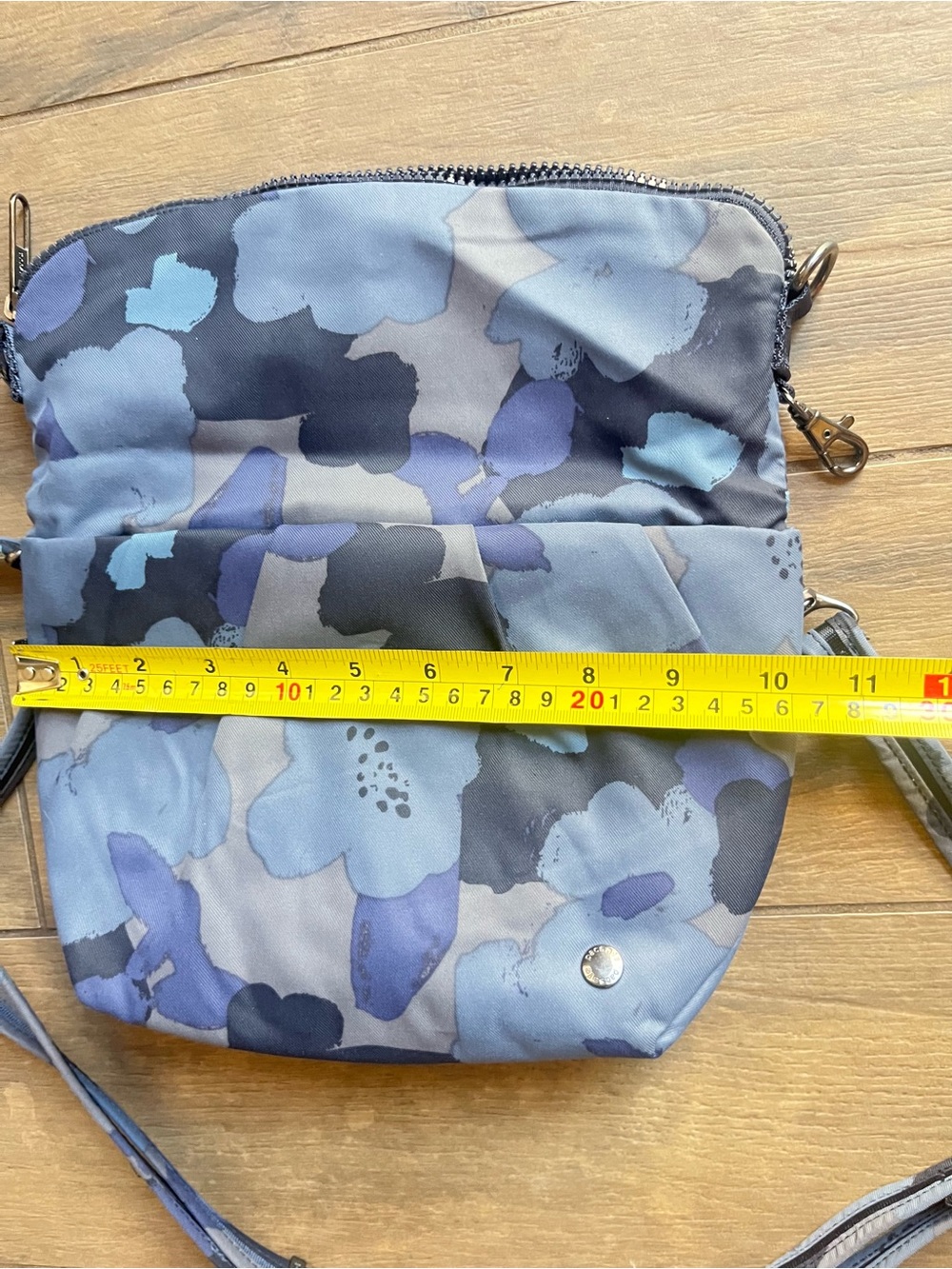 PACSAFE crossbody - Picture 7 of 8